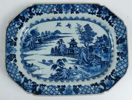 Chine. Plat octogonal en porcelaine de la 