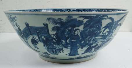 Chine. Grand bol en porcelaine à décor bleu et 