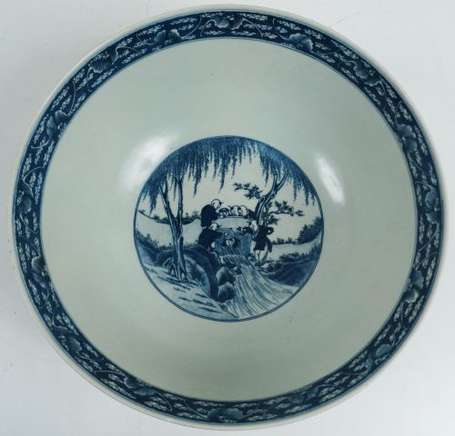 Chine. Grand bol en porcelaine à décor bleu et 