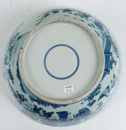 Chine. Grand bol en porcelaine à décor bleu et 