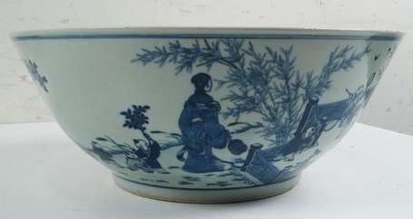 Chine. Grand bol en porcelaine à décor bleu et 