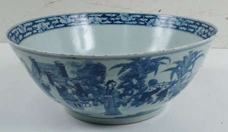 Chine. Grand bol en porcelaine à décor bleu et 