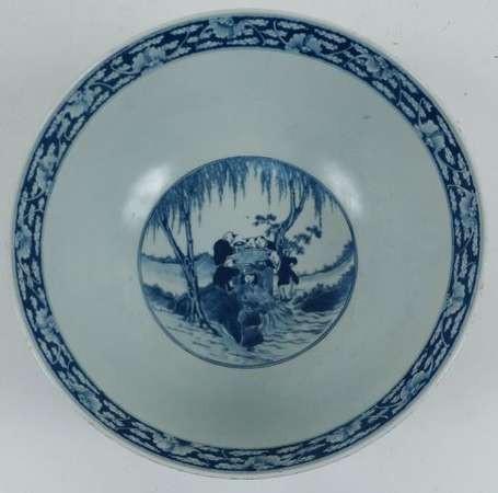 Chine. Grand bol en porcelaine à décor bleu et 