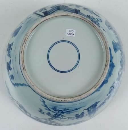 Chine. Grand bol en porcelaine à décor bleu et 