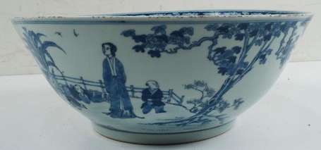 Chine. Grand bol en porcelaine à décor bleu et 