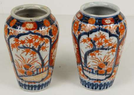 Japon. Paire de vases à godrons en porcelaine à 