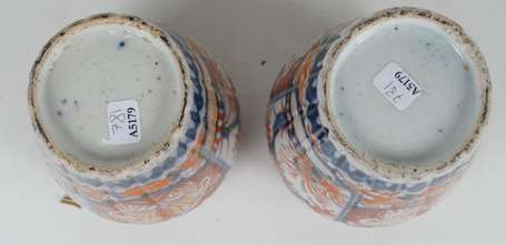 Japon. Paire de vases à godrons en porcelaine à 