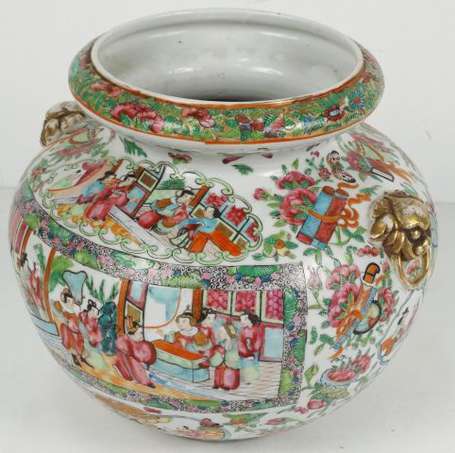 Chine. Vase boule en porcelaine de Canton à décor 