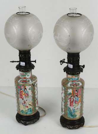 Chine. Paire de vases rouleau en porcelaine de 