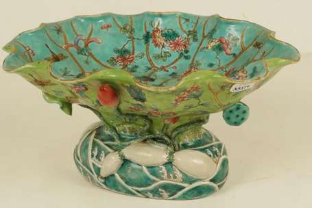 Chine. Coupe en porcelaine polychrome en forme de 