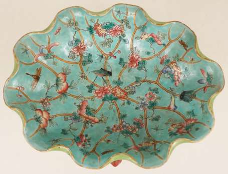 Chine. Coupe en porcelaine polychrome en forme de 