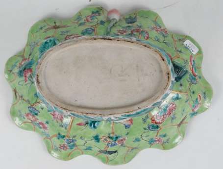 Chine. Coupe en porcelaine polychrome en forme de 