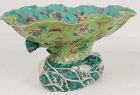 Chine. Coupe en porcelaine polychrome en forme de 