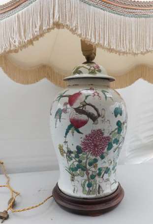 Vase en porcelaine à décor de pivoines, monté en 