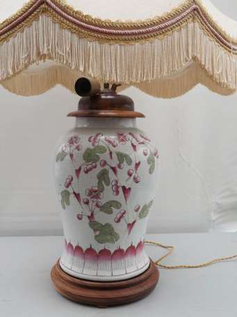 Vase en porcelaine à décor de cerisiers, monté en 