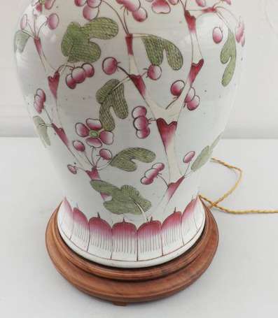 Vase en porcelaine à décor de cerisiers, monté en 