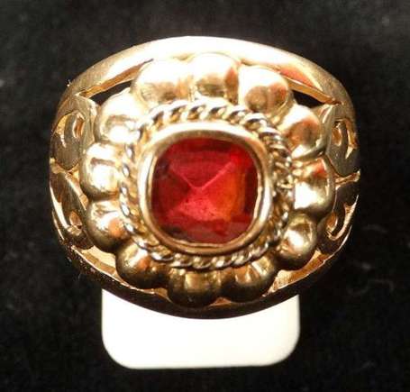 Bague en or jaune 750/1000è ajourée ornée au 