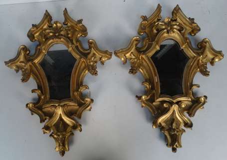 Paire de miroirs de forme mouvementée en bois doré