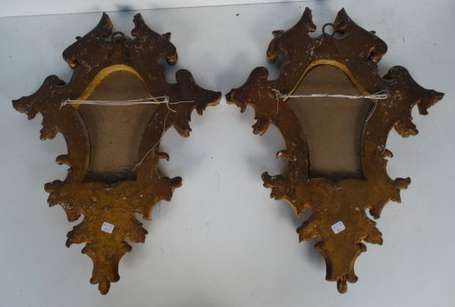 Paire de miroirs de forme mouvementée en bois doré