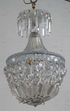 Lustre en cristal, il présente un globe en cavet 