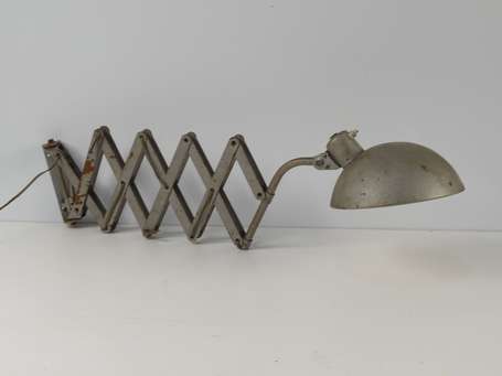 Lampe d'atelier en métal laqué gris, le bras 