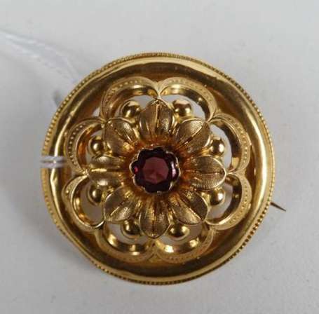 Broche or jaune repoussée et ajourée en rosace 