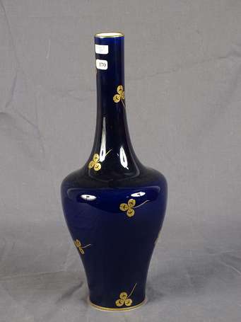 SEVRES - Vase balustre en porcelaine à décor de 
