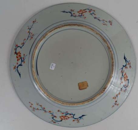 Grand Plat en porcelaine, décor en panneaux en 