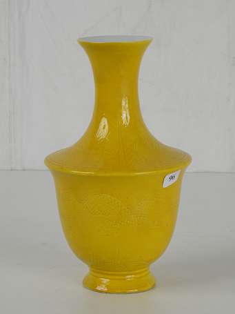 CHINE Vase jaune en porcelaine décor de dragons et