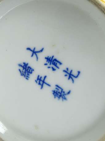 CHINE Vase jaune en porcelaine décor de dragons et