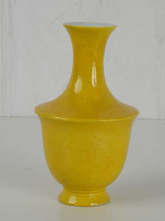 CHINE Vase jaune en porcelaine décor de dragons et