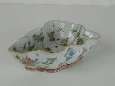 CHINE Coupe en porcelaine, marque apocryphe de 