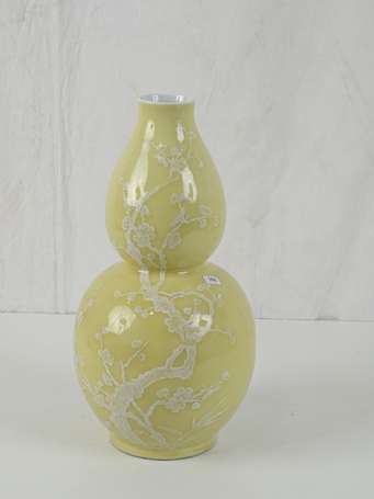 CHINE Vase double gourdes jaune à décor de 
