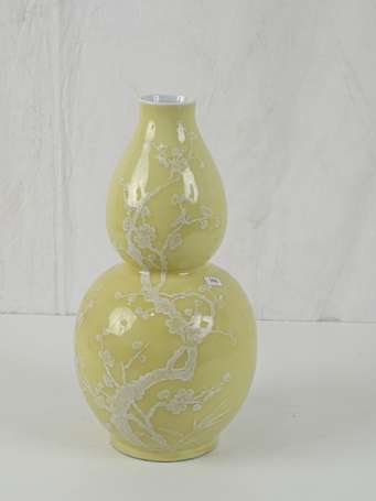 CHINE Vase double gourdes jaune à décor de 