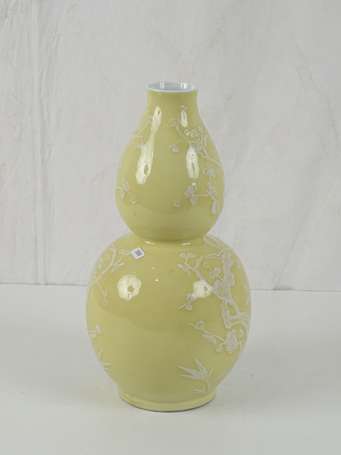 CHINE Vase double gourdes jaune à décor de 