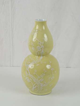 CHINE Vase double gourdes jaune à décor de 