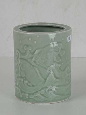 CHINE Bitong (pot à pinceaux) en porcelaine à 
