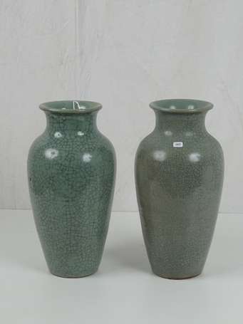 CHINE Paire de vases type GE en céladon craquelé 