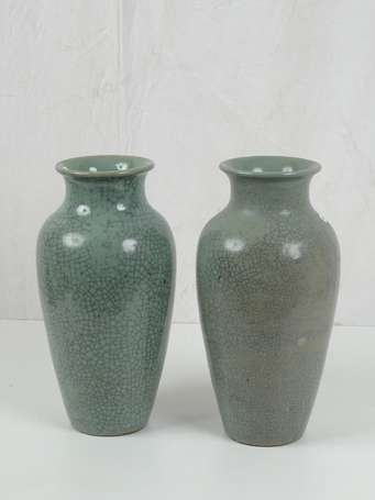 CHINE Paire de vases type GE en céladon craquelé 