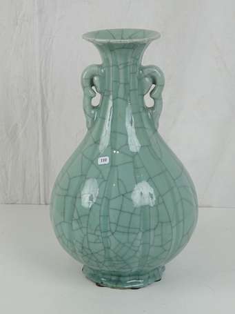 CHINE dynastie  Vase en céladon de type GUAN, 