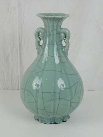 CHINE dynastie  Vase en céladon de type GUAN, 