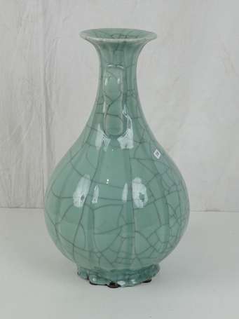 CHINE dynastie  Vase en céladon de type GUAN, 