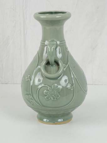 CHINE Vase balustre en céladon décor de lotus, 