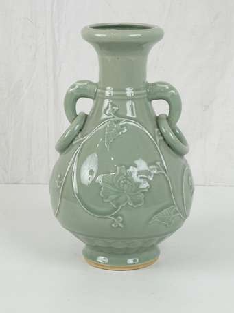 CHINE Vase balustre en céladon décor de lotus, 