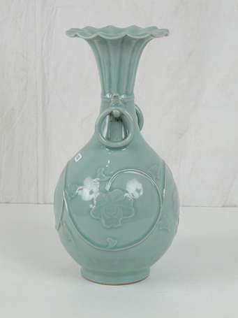 CHINE Vase en céladon à décor de fleurs, XXème, H.