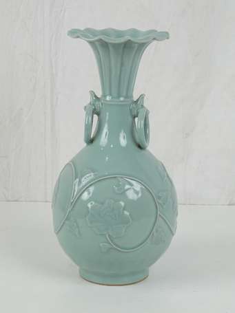 CHINE Vase en céladon à décor de fleurs, XXème, H.