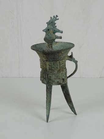 CHINE Vase en bronze de forme JUE prise à décors 