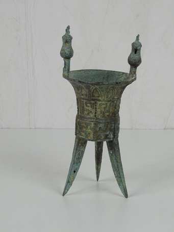 CHINE Vase en bronze de forme JUE prise à décors 