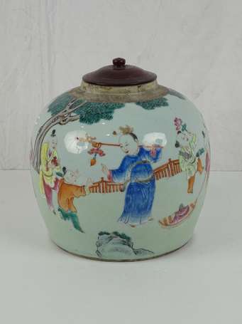 CHINE Vase en porcelaine à décor d'enfants dans la