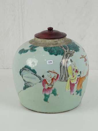 CHINE Vase en porcelaine à décor d'enfants dans la